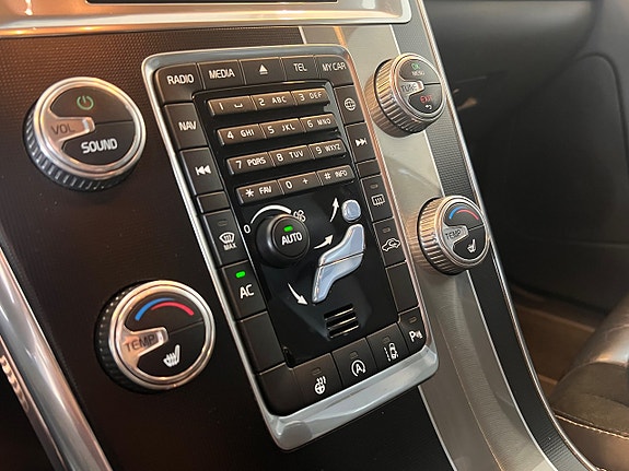 Volvo XC60 11 of 16