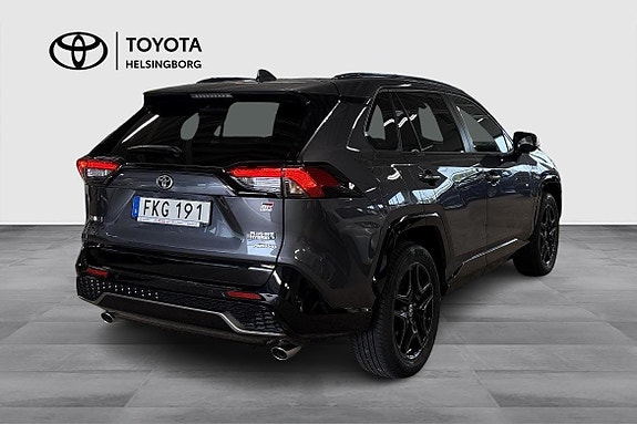 Toyota RAV4 Plug-in Hybrid 4 of 18