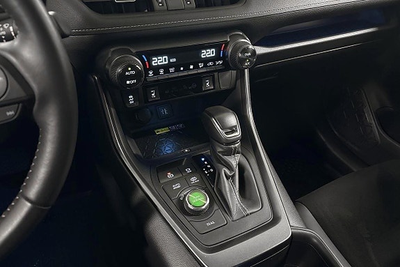 Toyota RAV4 Plug-in Hybrid 12 of 18