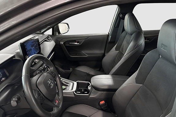 Toyota RAV4 Plug-in Hybrid 7 of 18