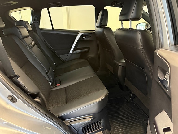 Toyota RAV4 9 of 15