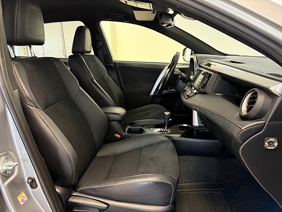 Toyota RAV4 8 of 15