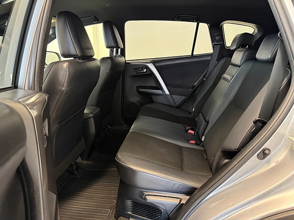 Toyota RAV4 7 of 15