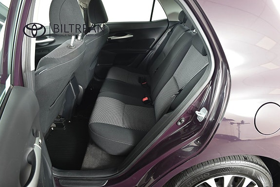 Toyota Auris 7 of 15