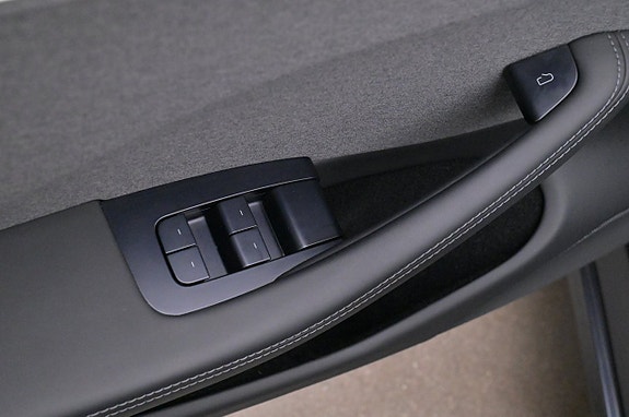 Tesla Model 3 9 of 27