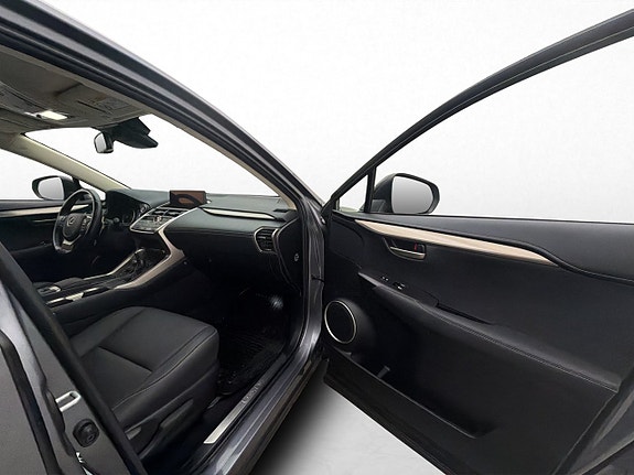 Lexus NX300h 27 of 30