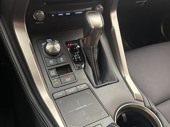 Lexus NX300h 25 of 30