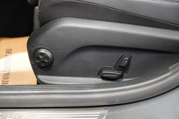 Mercedes-Benz C300 15 of 23