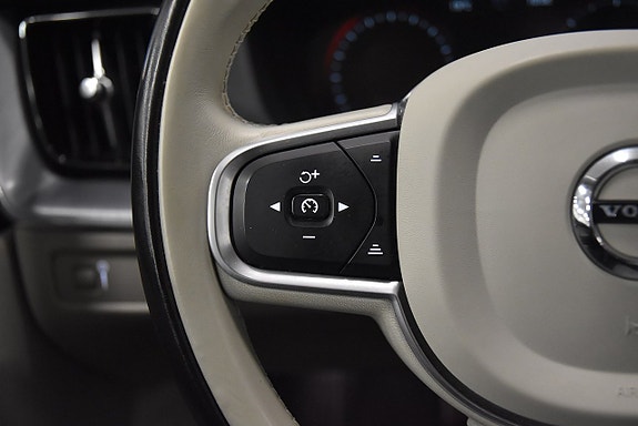 Volvo XC60 10 of 27