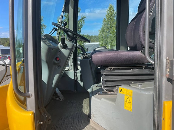 Volvo l30z 6 of 12