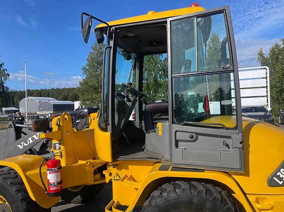Volvo l30z 5 of 12