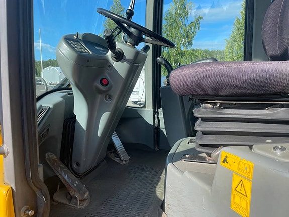 Volvo l30z 8 of 12