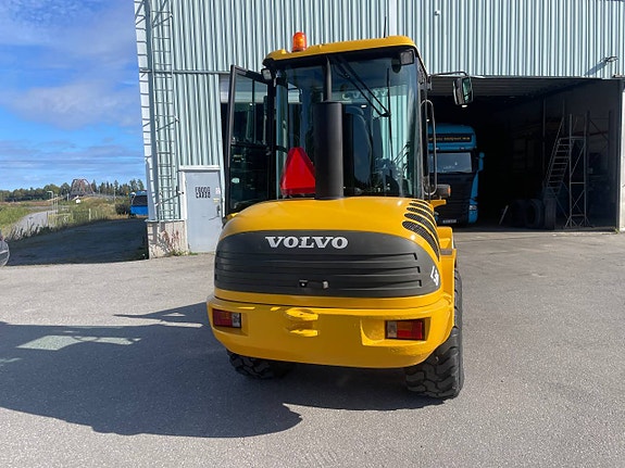 Volvo l30z 3 of 12