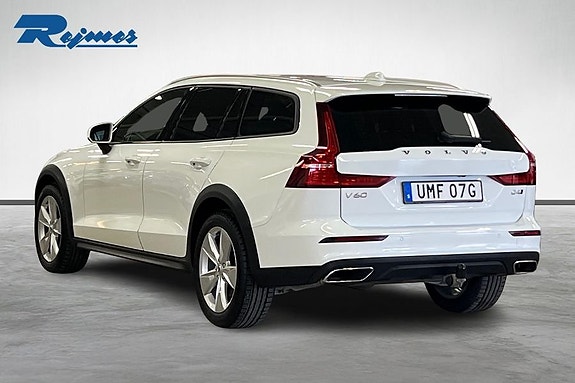 Volvo V60 Cross Country 2 of 14
