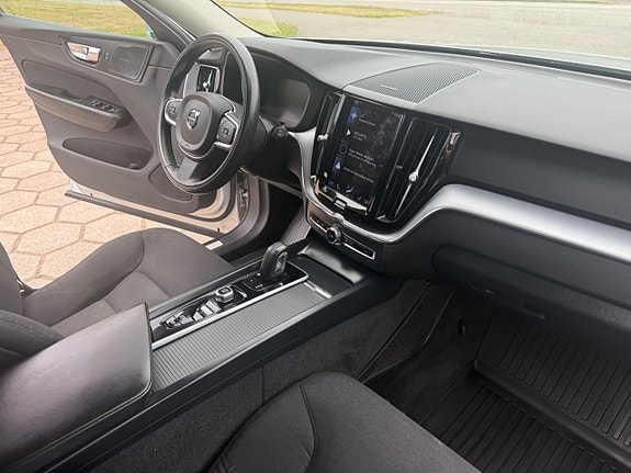 Volvo XC60 10 of 16