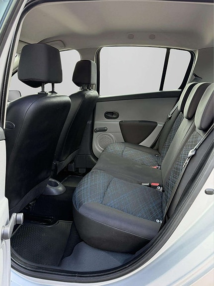 Renault Clio 17 of 21