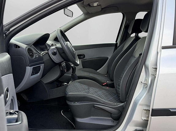 Renault Clio 12 of 21