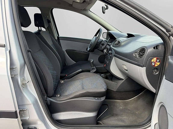 Renault Clio 19 of 21