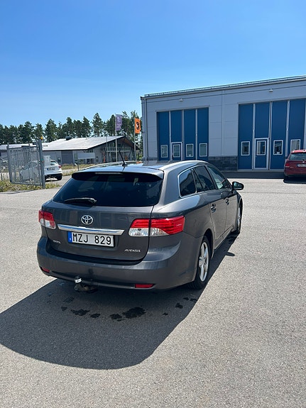 Toyota Avensis 3 of 9