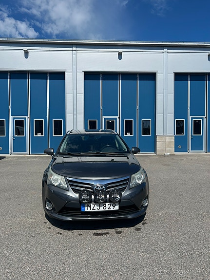 Toyota Avensis 2 of 9