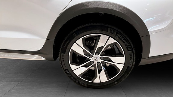 Volvo V60 Cross Country 6 of 17