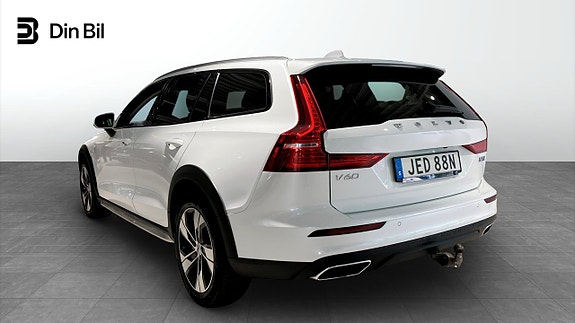 Volvo V60 Cross Country 3 of 17