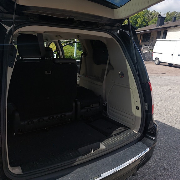 Chrysler Town & Country 6 of 14