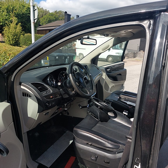 Chrysler Town & Country 7 of 14