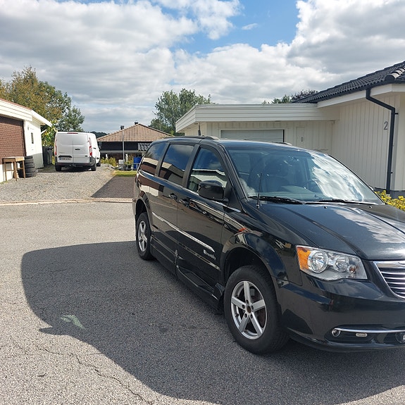Chrysler Town & Country 4 of 14