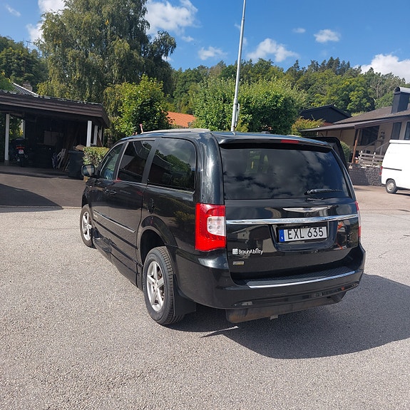 Chrysler Town & Country 5 of 14