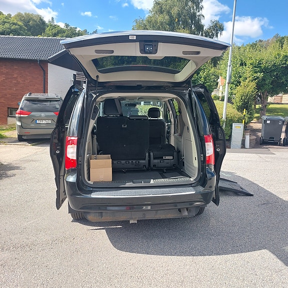 Chrysler Town & Country 9 of 14