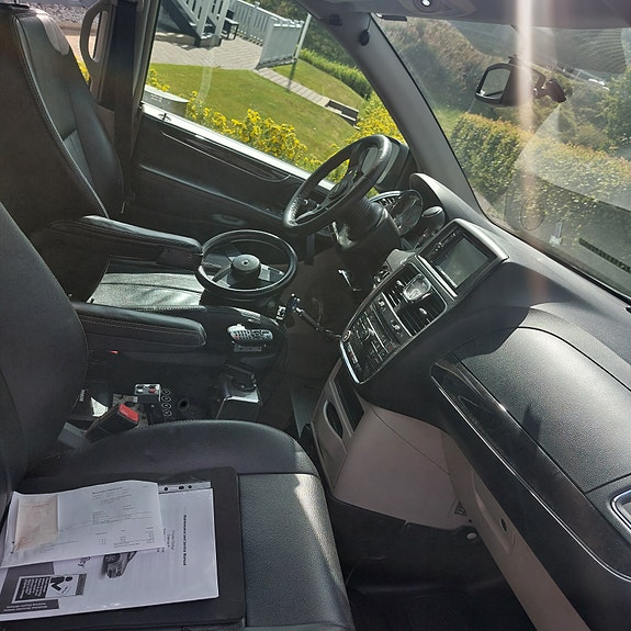 Chrysler Town & Country 11 of 14