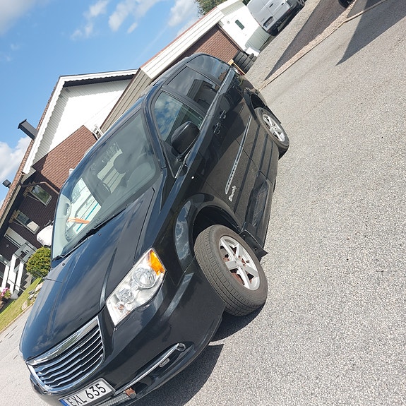 Chrysler Town & Country 3 of 14