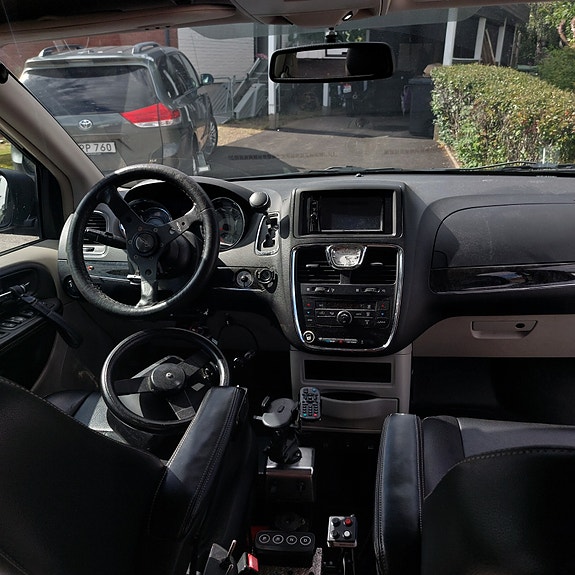 Chrysler Town & Country 12 of 14