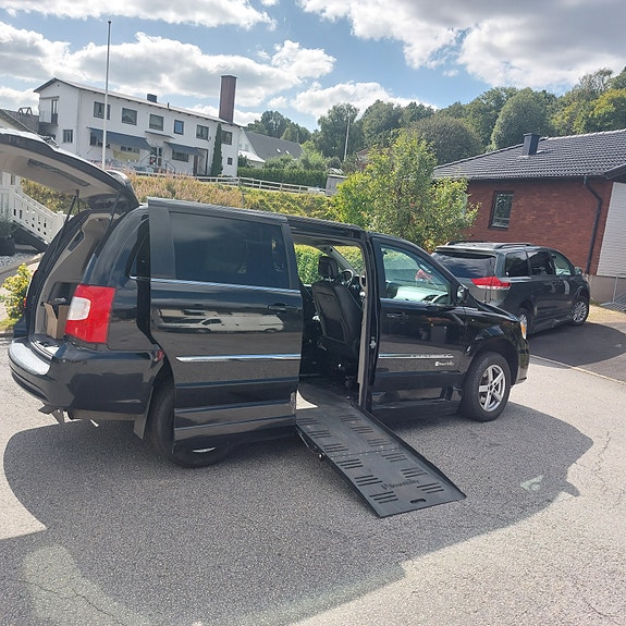 Chrysler Town & Country 8 of 14
