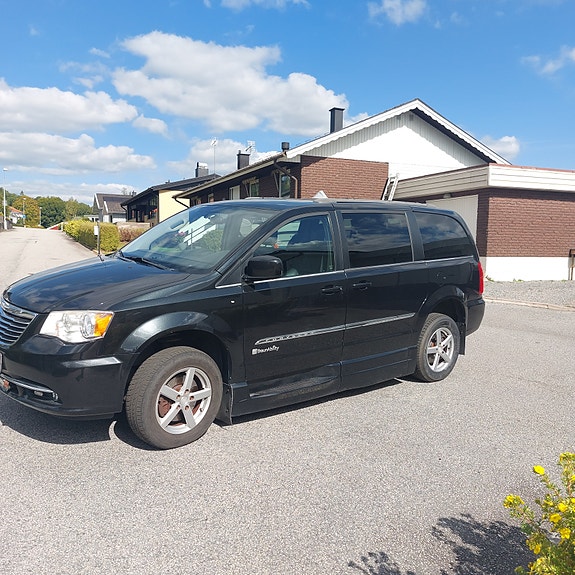 Chrysler Town & Country 2 of 14