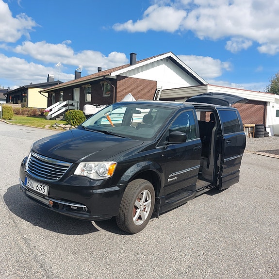 Chrysler Town & Country 10 of 14