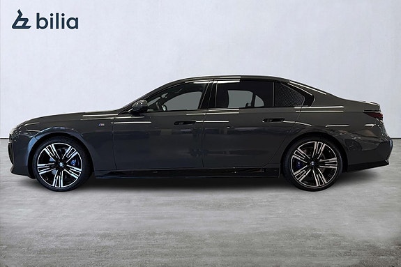 BMW i7 3 of 18