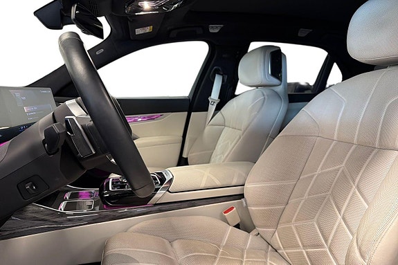 BMW i7 12 of 18
