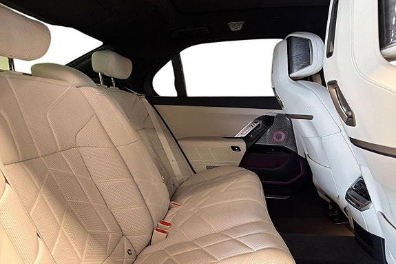 BMW i7 7 of 18