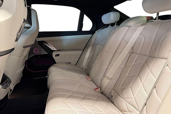 BMW i7 11 of 18