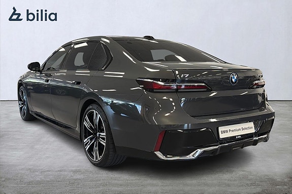 BMW i7 2 of 18