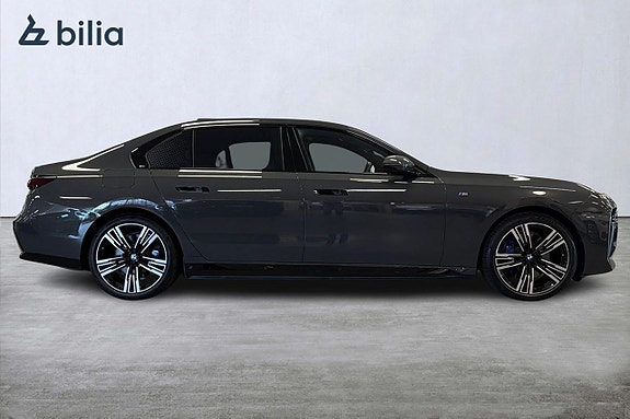 BMW i7 16 of 18