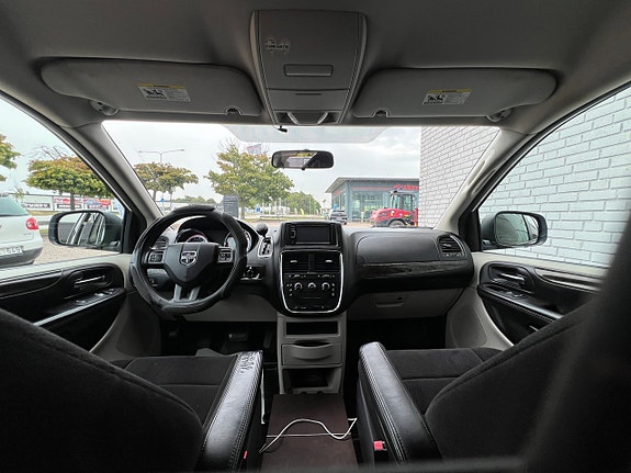 Dodge Grand Caravan 8 of 24