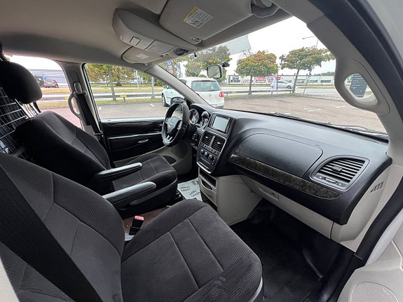 Dodge Grand Caravan 9 of 24