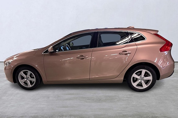 Volvo V40 2 of 19