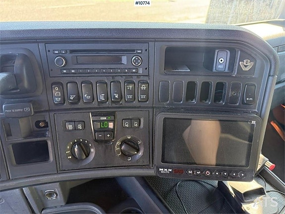 Lastväxlare Scania R560 6x2 med Disab Torrsugsflak 19 of 24