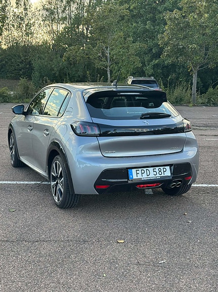 Peugeot 208 3 of 5