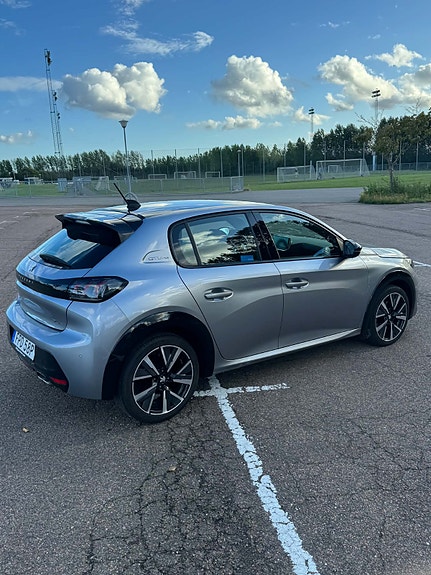 Peugeot 208 2 of 5