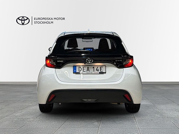Toyota Yaris 4 of 12